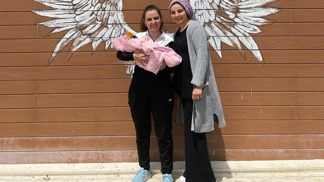 Gençlik Kampı'nda kalan depremzede ailenin bebek mutluluğu