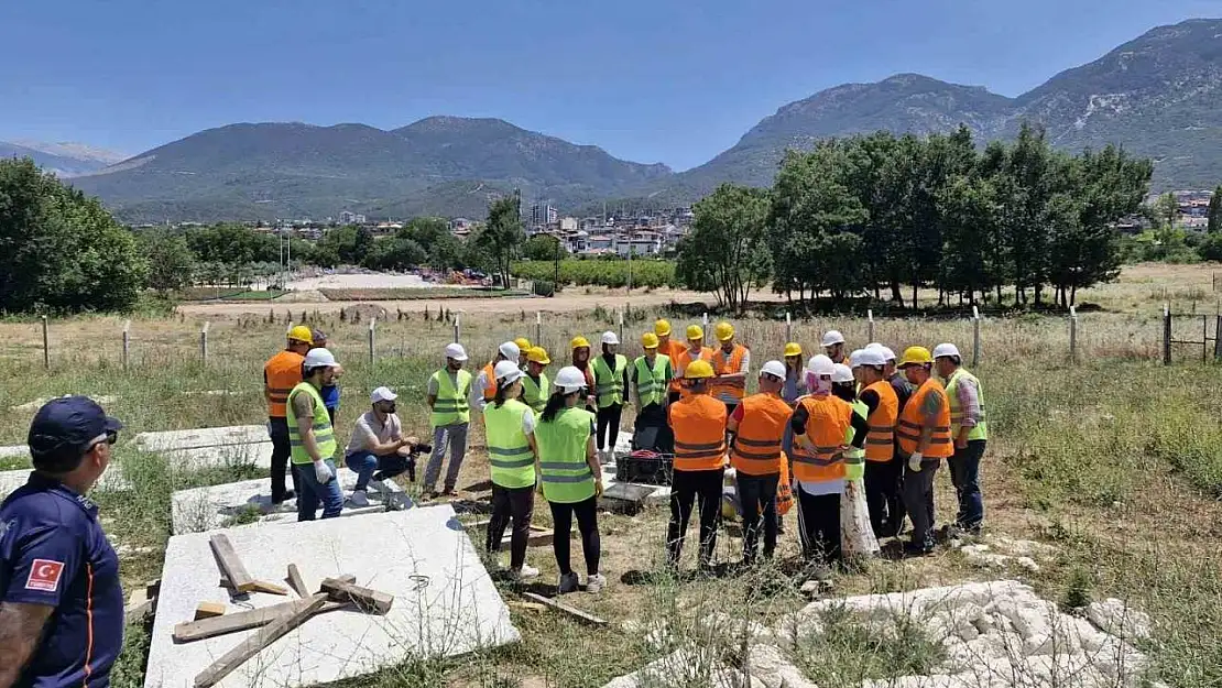 Gençlik spor personeline depremde arama kurtarma eğitimi verildi