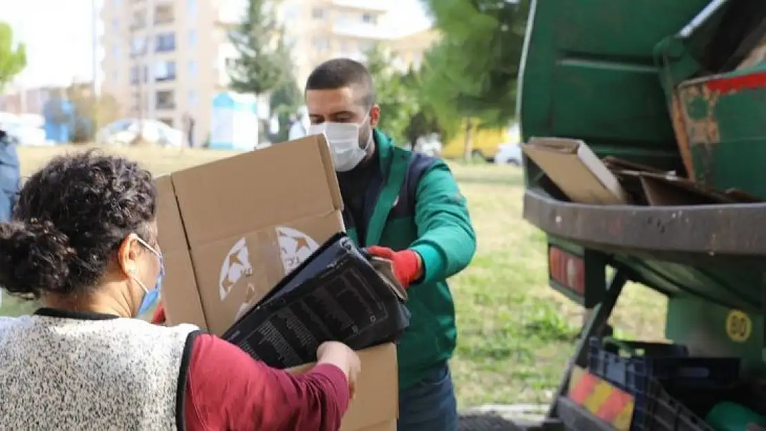 Geri dönüştürülebilir atık toplama aracı Buca'nın mahallelerinde