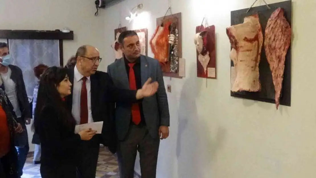 Geri dönüşüm malzemeleri kullanarak kadına şiddete dikkat çekiyor