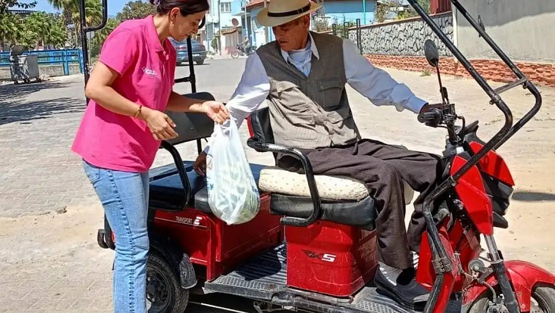 Germencik Belediyesi, vatandaşlara 2 kamyon karpuz dağıttı