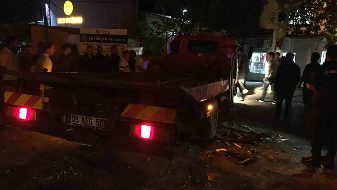 Germencik'te minibüs ile çekici çarpıştı: 3 yaralı