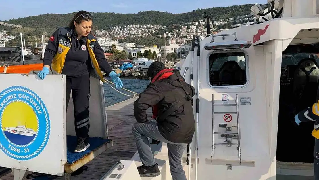 Gezi teknesinde rahatsızlanan vatandaşa Sahil Güvenlik'ten tıbbi tahliye