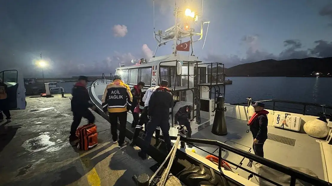 Gökçeada'da rahatsızlanan vatandaşın tıbbi tahliyesi Sahil Güvenlik ekiplerince gerçekleştirildi