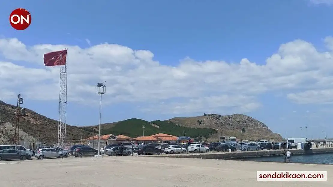 Gökçeada'dan dönen tatilciler Kuzu Limanı'nda uzun kuyruklar oluşturdu