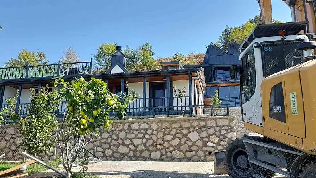 Gökçeören'de kaçak bir villa daha yıkıldı