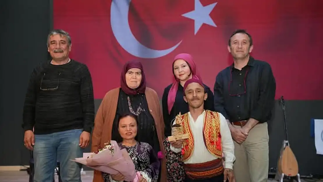 Gömeç'te engelli oyuncular minik kalplere tiyatro ile dokundu