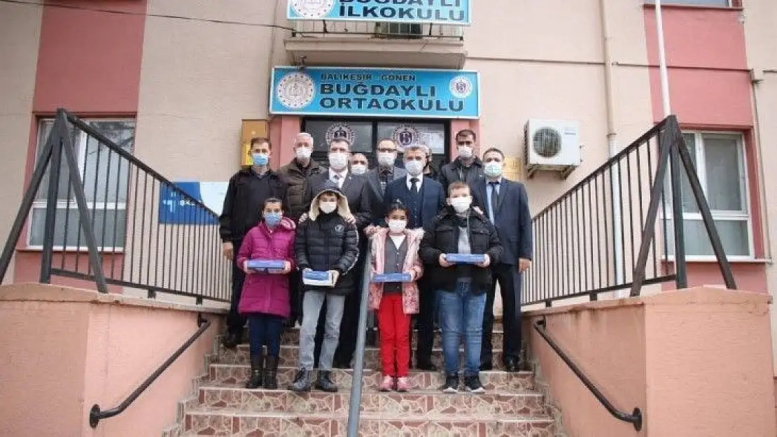 Gönen'de Öğrencilere tablet dağıtıldı