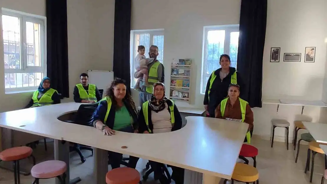 Gönüllü ekip köy okuluna kütüphane kazandırdı