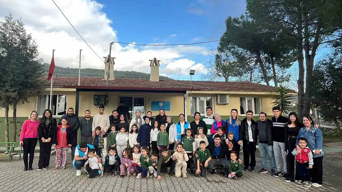 Gönüllü Üniversiteliler köy okullarında etkinlik düzenliyor