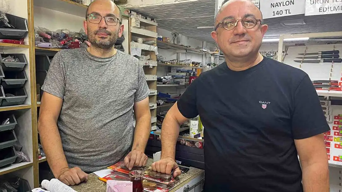 Görme engeline rağmen 25 yıldır bıçak biliyor
