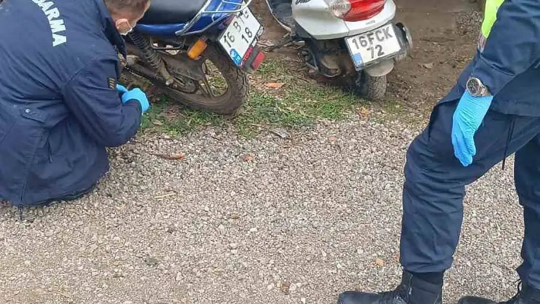 Güpegündüz kapının önündeki motosikletleri çalındı