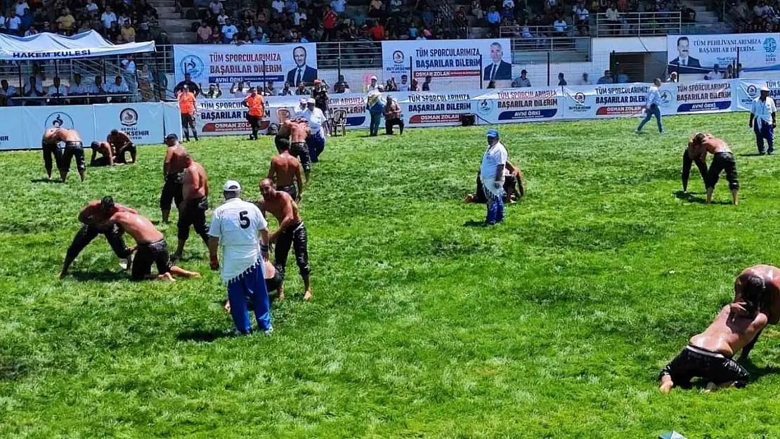 Güreşçiler er meydanında