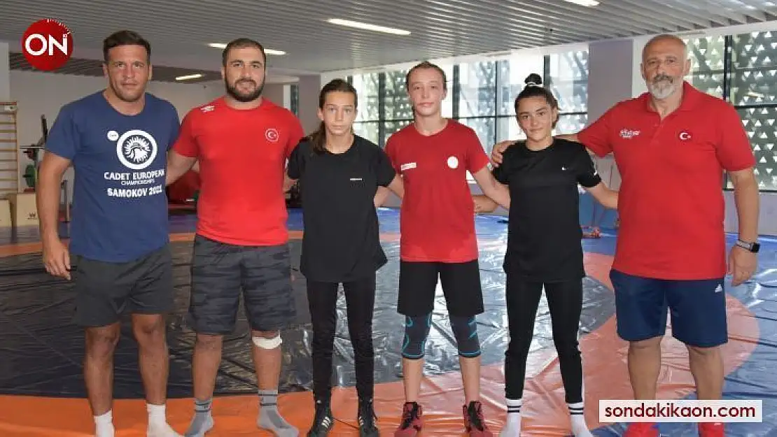 Güreşin Yıldız Milli Kızları Aliağa'da
