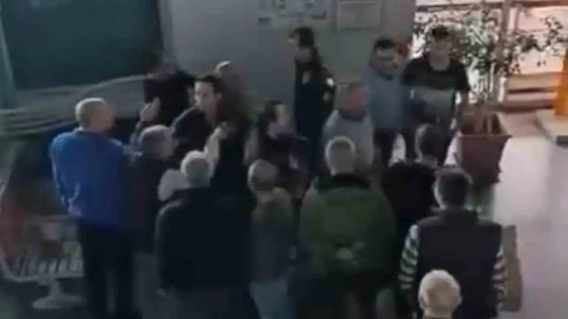 Güvenlik görevlileri ile vatandaşlar arasındaki gerginlik kamerada
