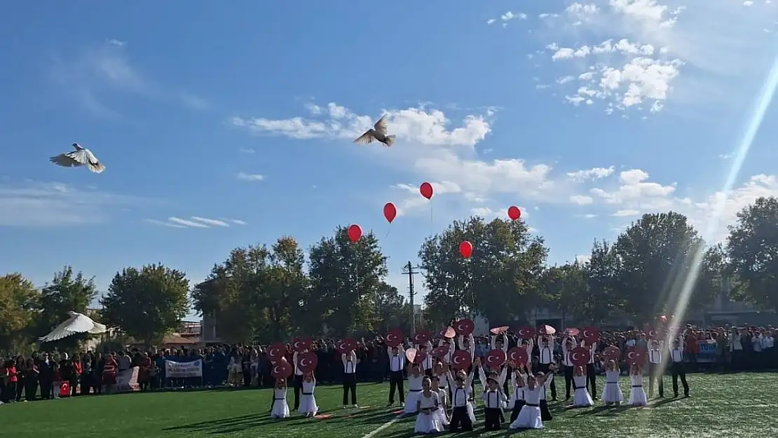 Güvercinler cumhuriyet için havalandı