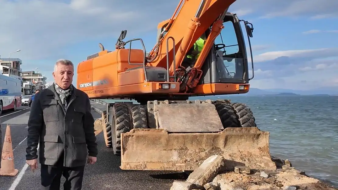 Güzelbahçe sahiline yürüyüş yolu yapılıyor