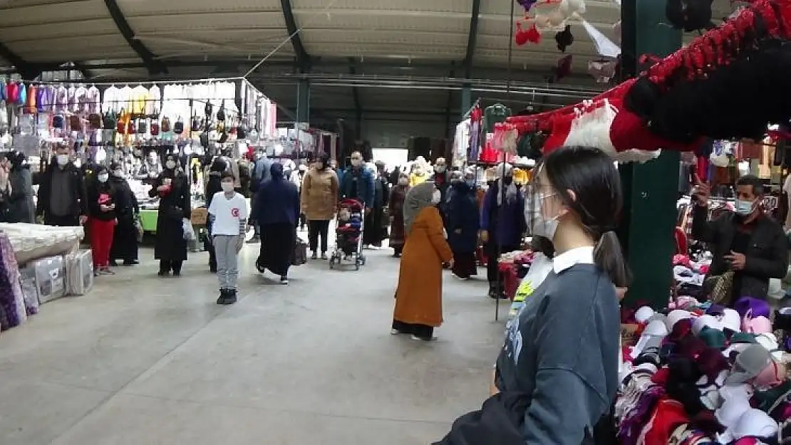 Habersiz çalınan İstiklal Marşı'nı duyan olduğu yerde kaldı
