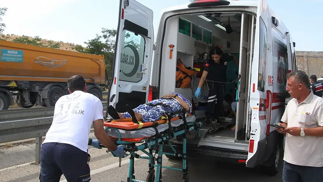 Hafif ticari araç hafriyat kamyonuna çarptı: 4'ü çocuk 7 yaralı