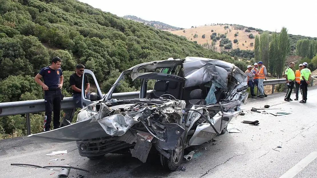 Hafif ticari otomobil tıra arkadan çarptı: 1 ölü, 1 ağır yaralı