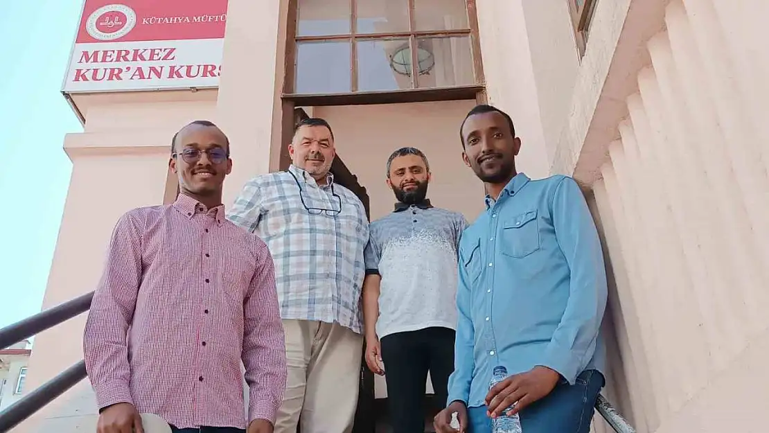 Hafızlık eğitimini Kütahya'da tamamlayan Somalili iki gencin duygulandıran vefası