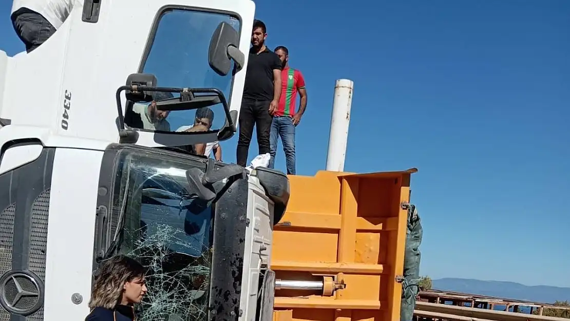 Hafriyat kamyonu devrildi, yol 2 saat trafiğe kapandı