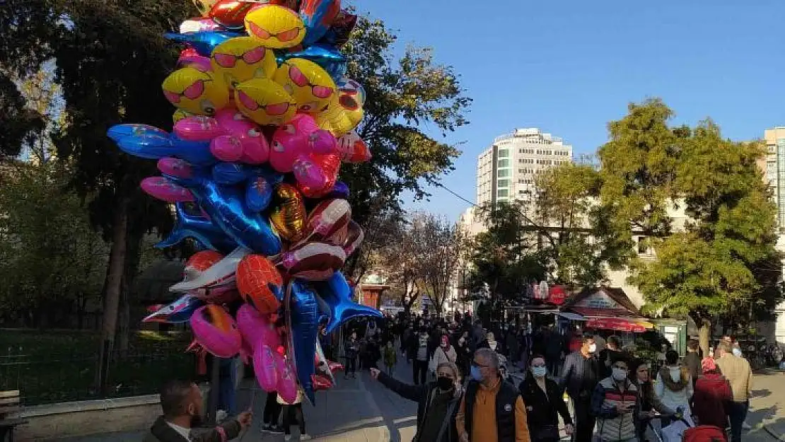 Hafta sonu havalar ısındı, Bursalılar çarşıya akın etti