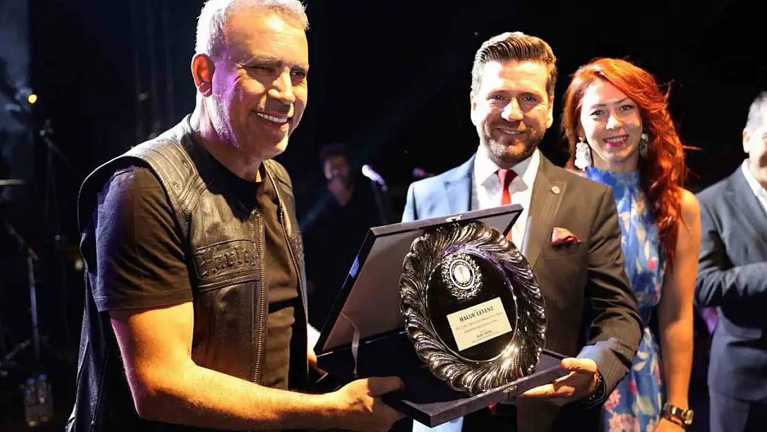 Haluk Levent ve Zakkum, Tavas Zeybek Festivaline renk kattı