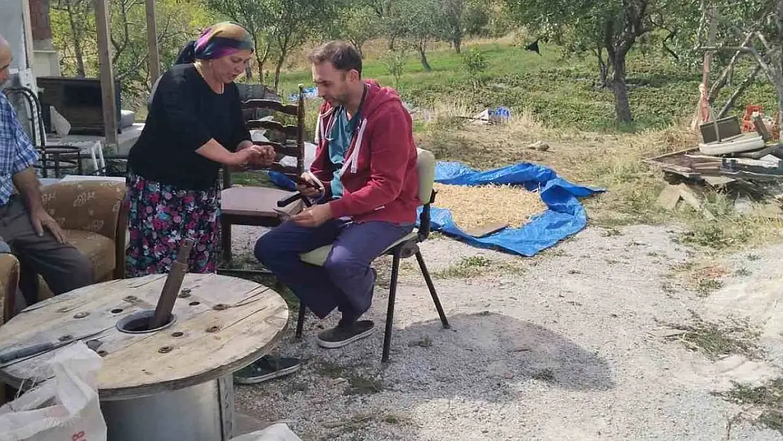 Hastasının ayağına giden doktor yüz güldürüyor