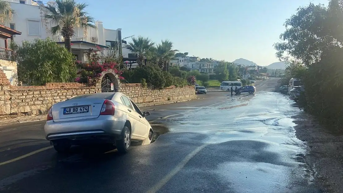 Hat patladı, oluşan çukura otomobil düştü