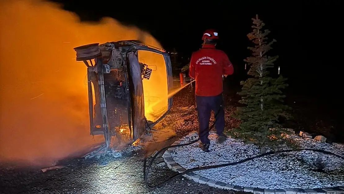 Havran'da sürücü yanan araçtan canını zor kurtardı