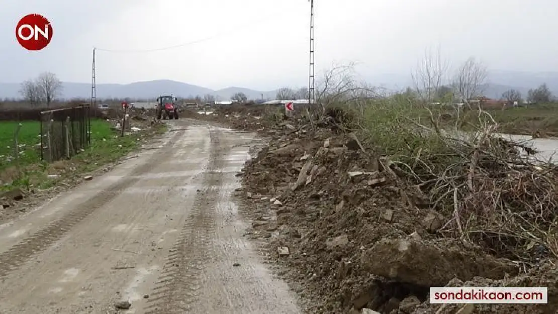 Hayvan çiftliği sular altında kaldı, kuzular kepçeyle kurtarıldı
