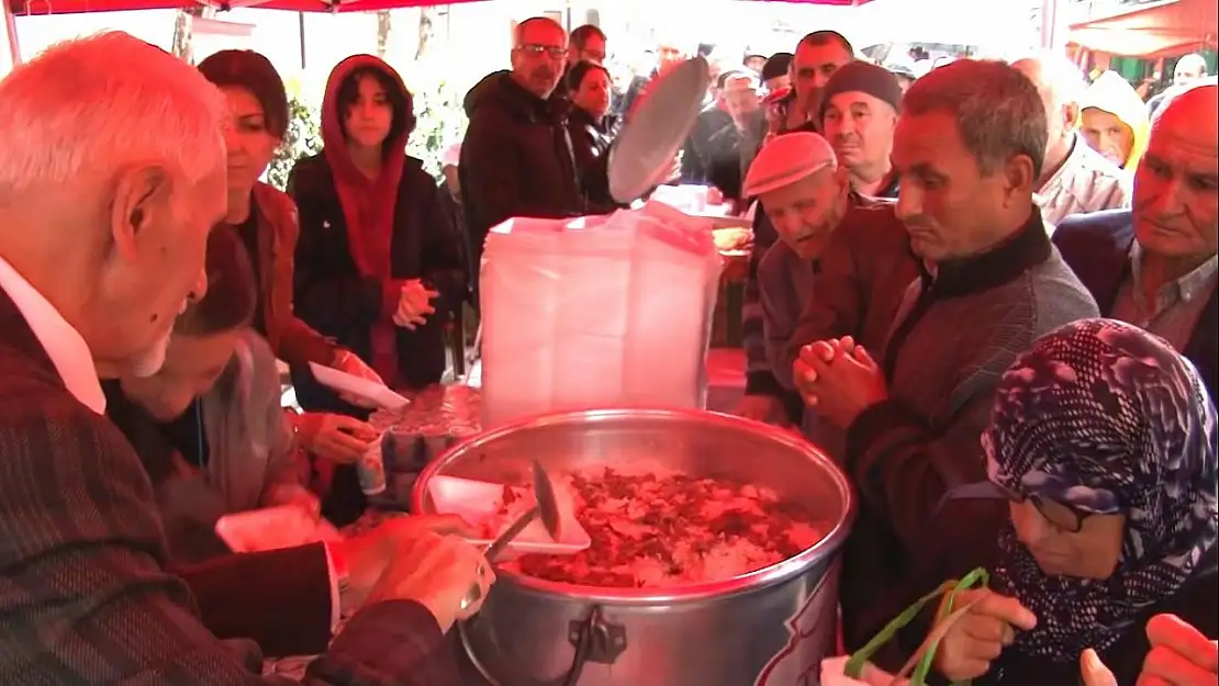 Hazret-i Mevlana'nın doğumunun 816. yıl dönümü sebebiyle halka pilav ve ayran ikramı