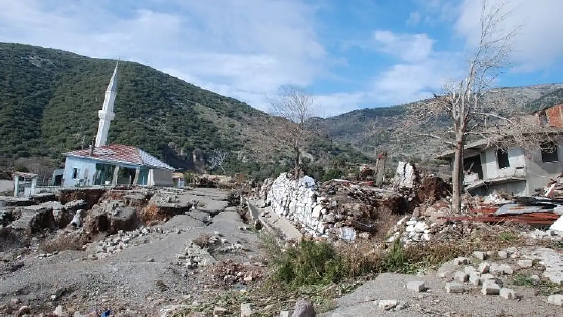 Heyelan bölgesindeki yarıklar, yağış sonrası derinleşti