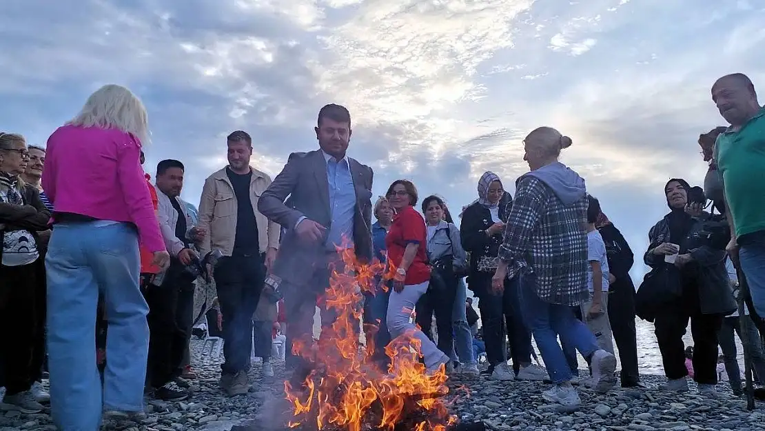 Hıdırellez ateşi sahilde yandı