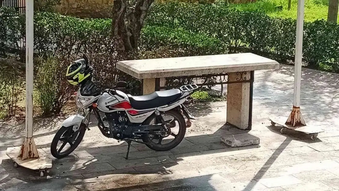 Hırsızlardan bıkan şahıs, motosikletini musalla taşına park etti