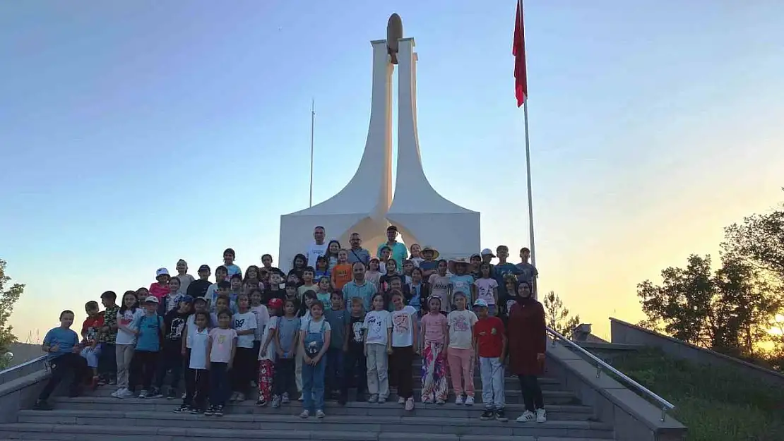 Hisarcık Atatürk İlkokulu öğrencileri Kütahya'nın ilçelerindeki tarihi yerleri tanıdı