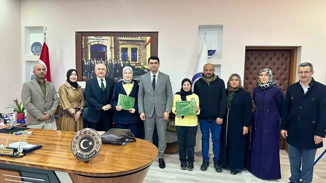 Hisarcık Kaymakamı Bahar, yarışmalarda il birincisi olan öğrencileri ödüllendirdi