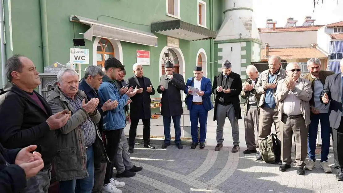 Hisarcık'ta 36 kişilik umre kafilesi dualarla uğurlandı