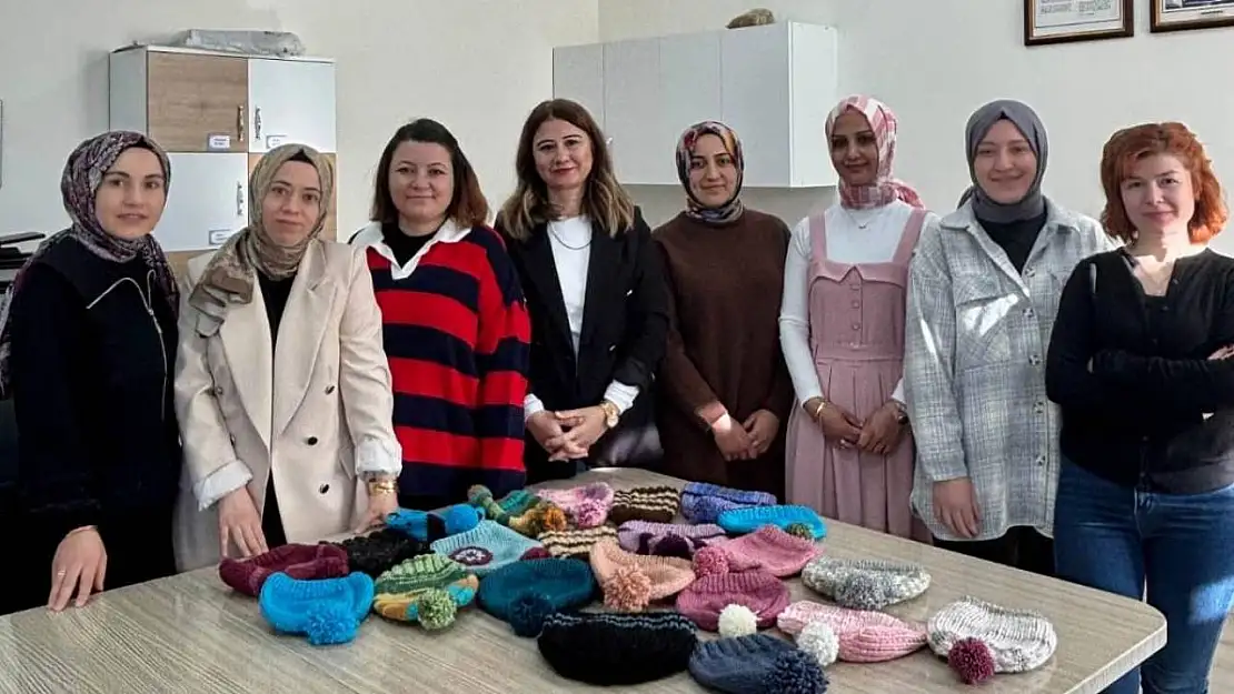 Hisarcık'ta gönüllü öğretmenlerin ördüğü bereler Ağrı'daki minik öğrencileri ısıtacak