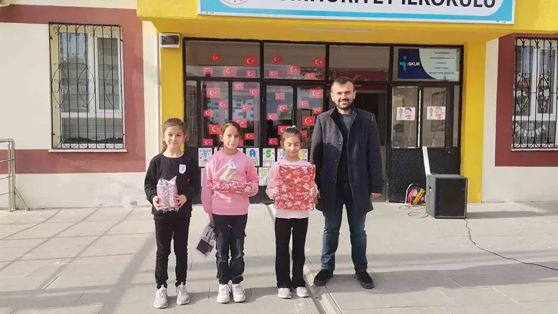 Hisarcık'ta kütüphaneden en çok kitap alıp okuyan öğrenciler ödüllendirildi