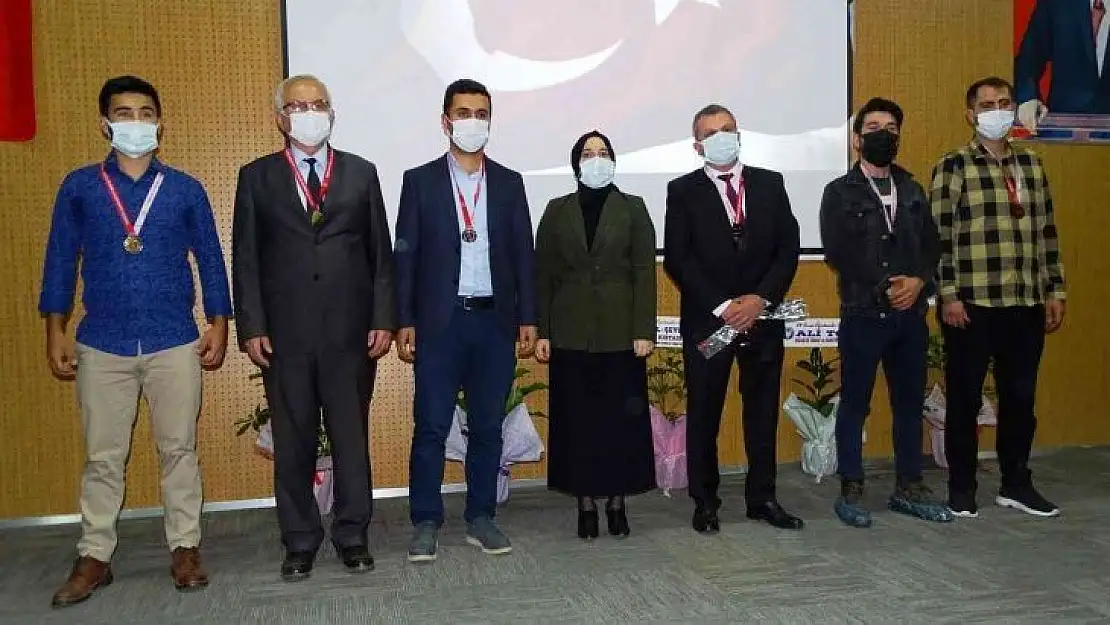 Hisarcık'ta öğretmen ve öğrenciler ödüllendirildi