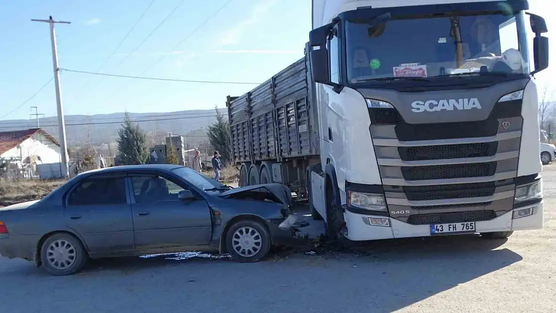 Hisarcık'ta tır ile otomobil çarpıştı: 4 yaralı