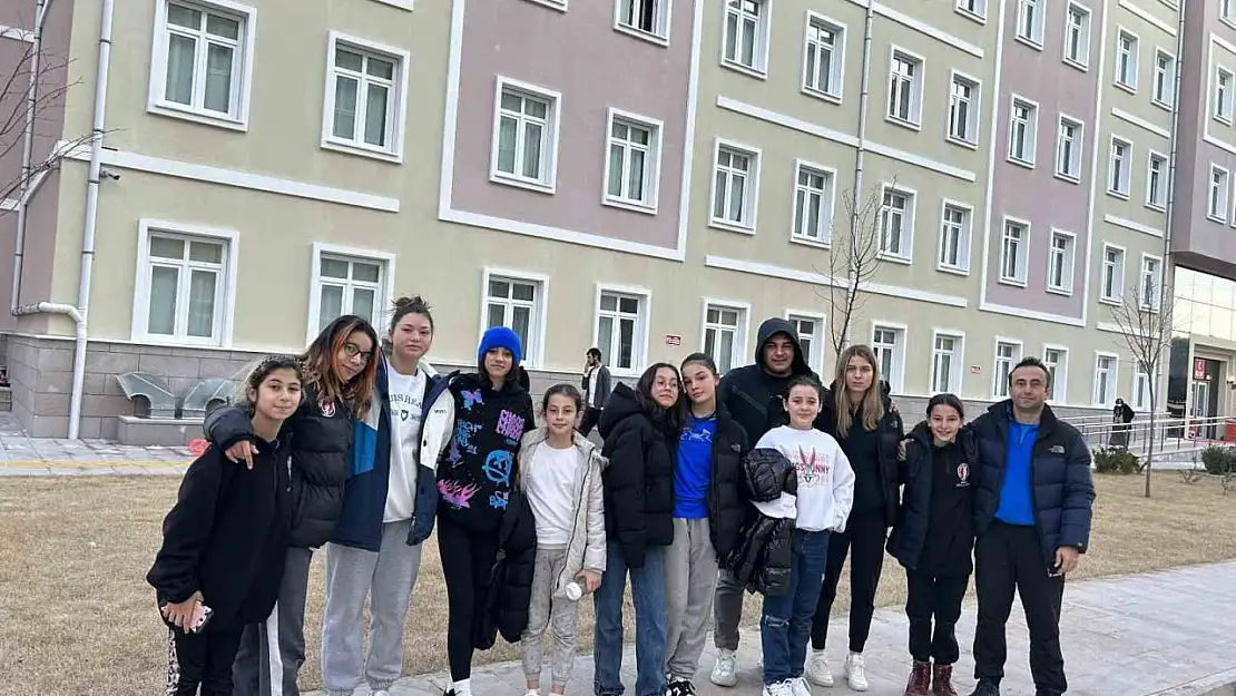 Hokey sporcularından depremzedelere destek