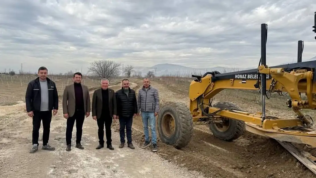 Honaz Belediyesi üreticiler için arazi yollarını bakıma aldı