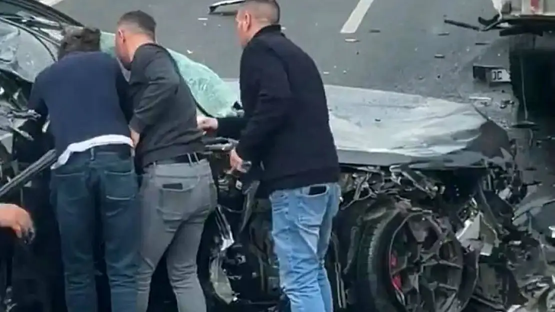 Hurdaya dönen araçtan sağ kurtuldular