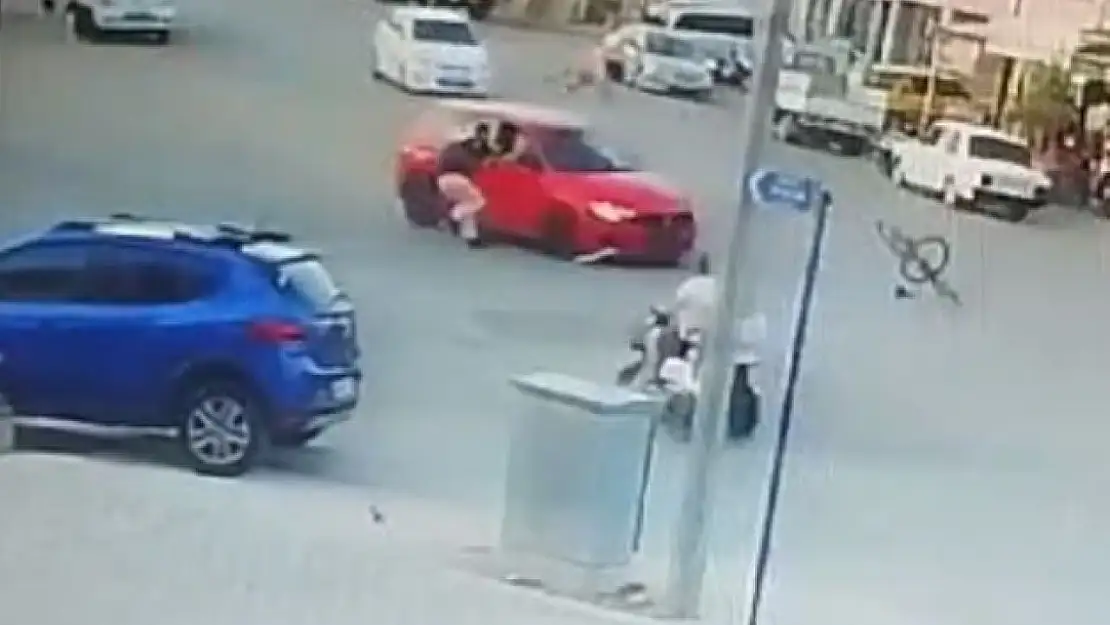 Husumetlisinden kaçtığı iddia edilen sürücü, otomobiliyle bisikletliye çarptı: 1 ölü