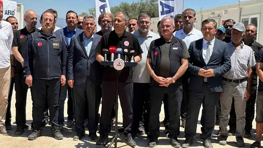 İçişleri Bakanı Yerlikaya, İzmir'de yanan köyleri ziyaret etti