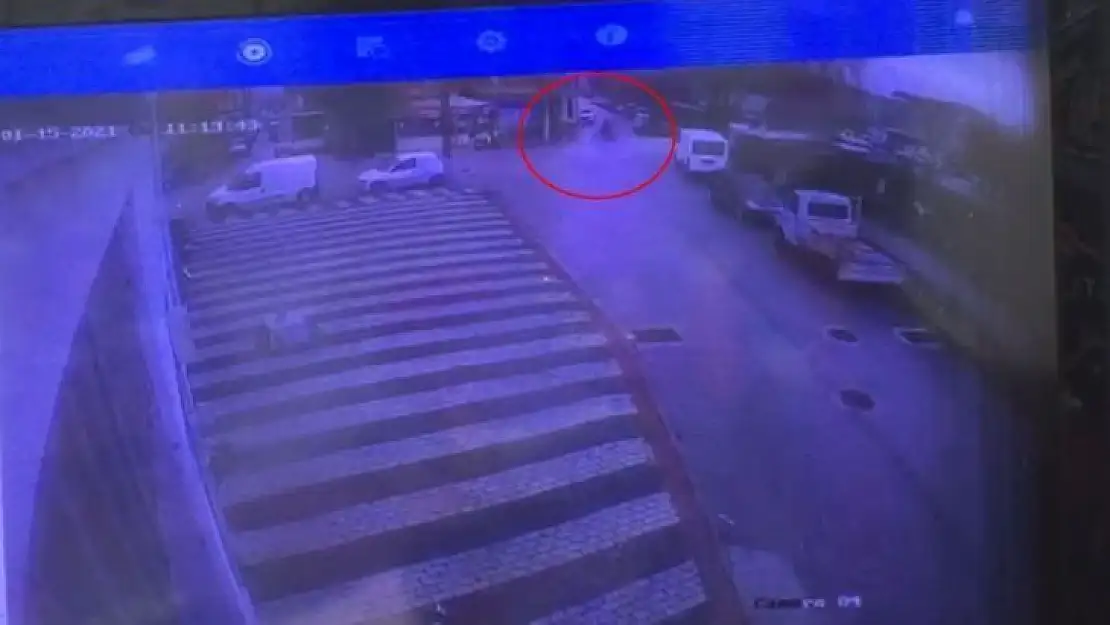 İki kamyonet arasında böyle sıkıştı