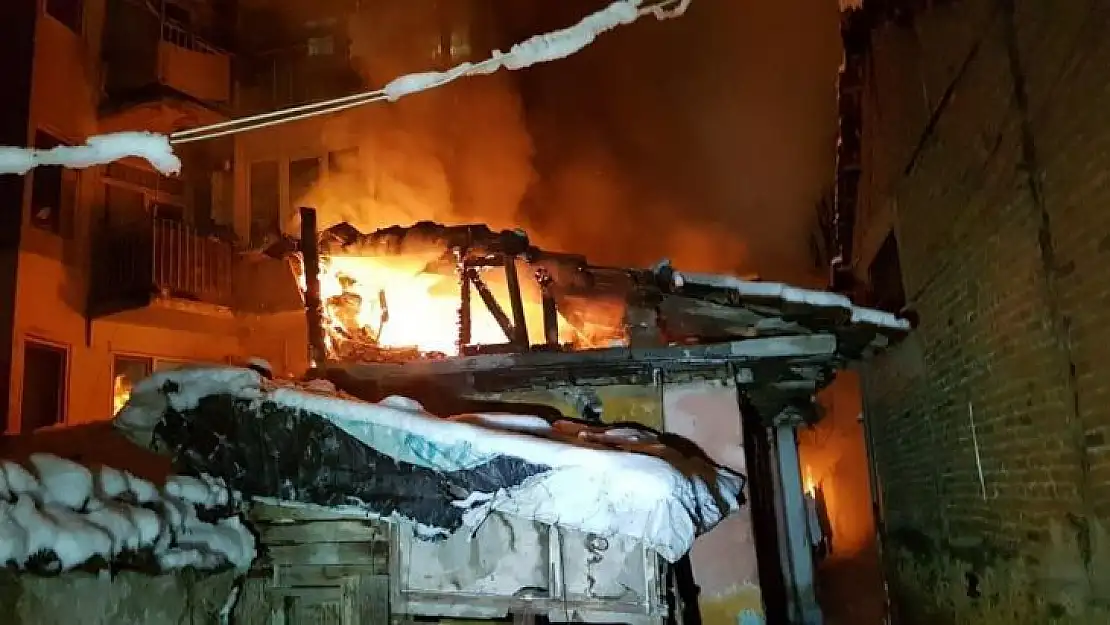 İki katlı müstakil evde yangın paniği